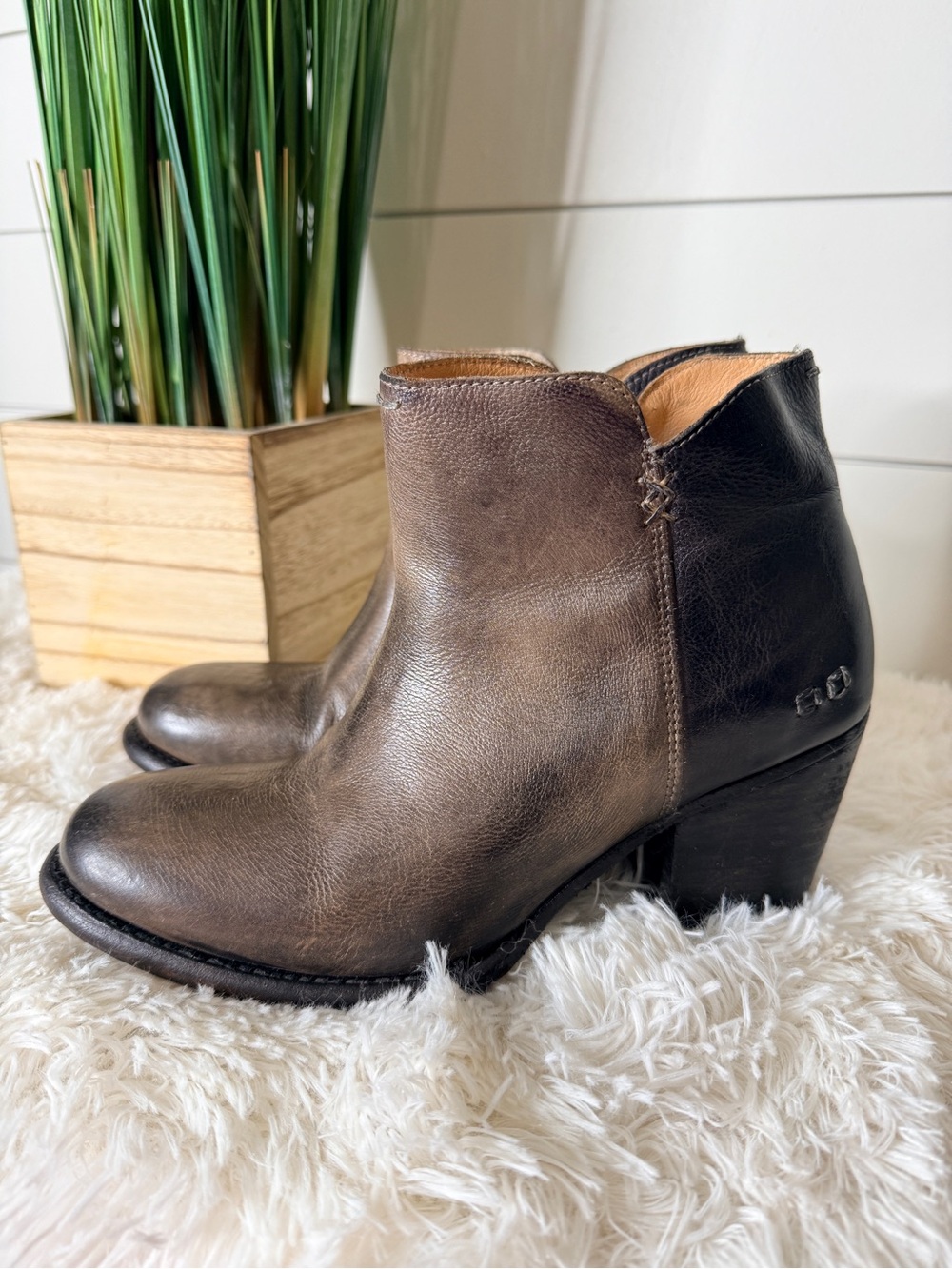 Bed Stu Yell Two-Tone Distressed Leather Ankle Booties Smoke Grey Black Size 8 - Picture 4 of 9